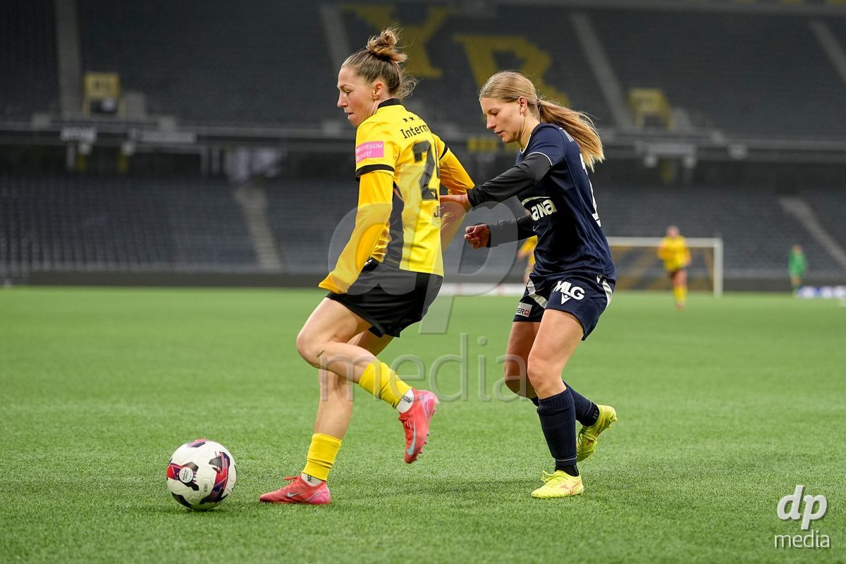 Schweiz: Axa Women's Cup 2025/26, BSC YB Frauen vs FC Thun - Stadion Wankdorf, Bern: Lisa Josten (24 YB Frauen) im Duell mit Lara Colpi (17 Thun)