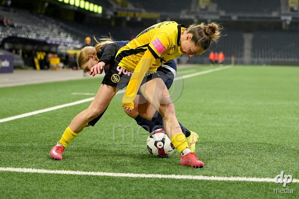 Schweiz: Axa Women's Cup 2025/26, BSC YB Frauen vs FC Thun - Stadion Wankdorf, Bern: Lisa Josten (24 YB Frauen) im Duell mit Lara Colpi (17 Thun)