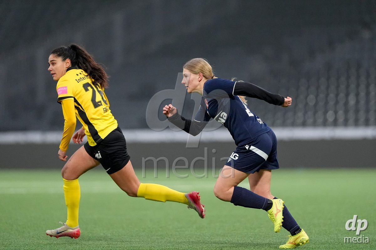 Schweiz: Axa Women's Cup 2025/26, BSC YB Frauen vs FC Thun - Stadion Wankdorf, Bern: Laura Frey (26 YB Frauen) im Duell mit Lara Colpi (17 Thun)