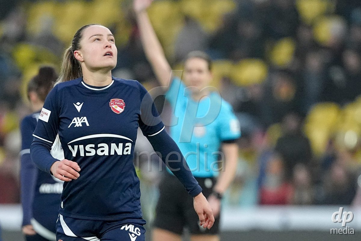 Schweiz: Axa Women's Cup 2025/26, BSC YB Frauen vs FC Thun - Stadion Wankdorf, Bern: Nicole Tiller (19 Thun) schaut auf die Anzeigetafel