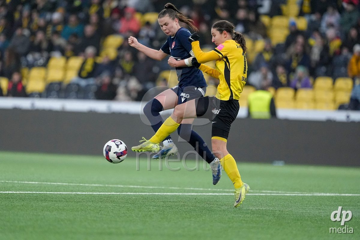 Schweiz: Axa Women's Cup 2025/26, BSC YB Frauen vs FC Thun - Stadion Wankdorf, Bern: Malaurie Granges (13 YB Frauen) im Duell mit Janine Minnig (9 Thun)