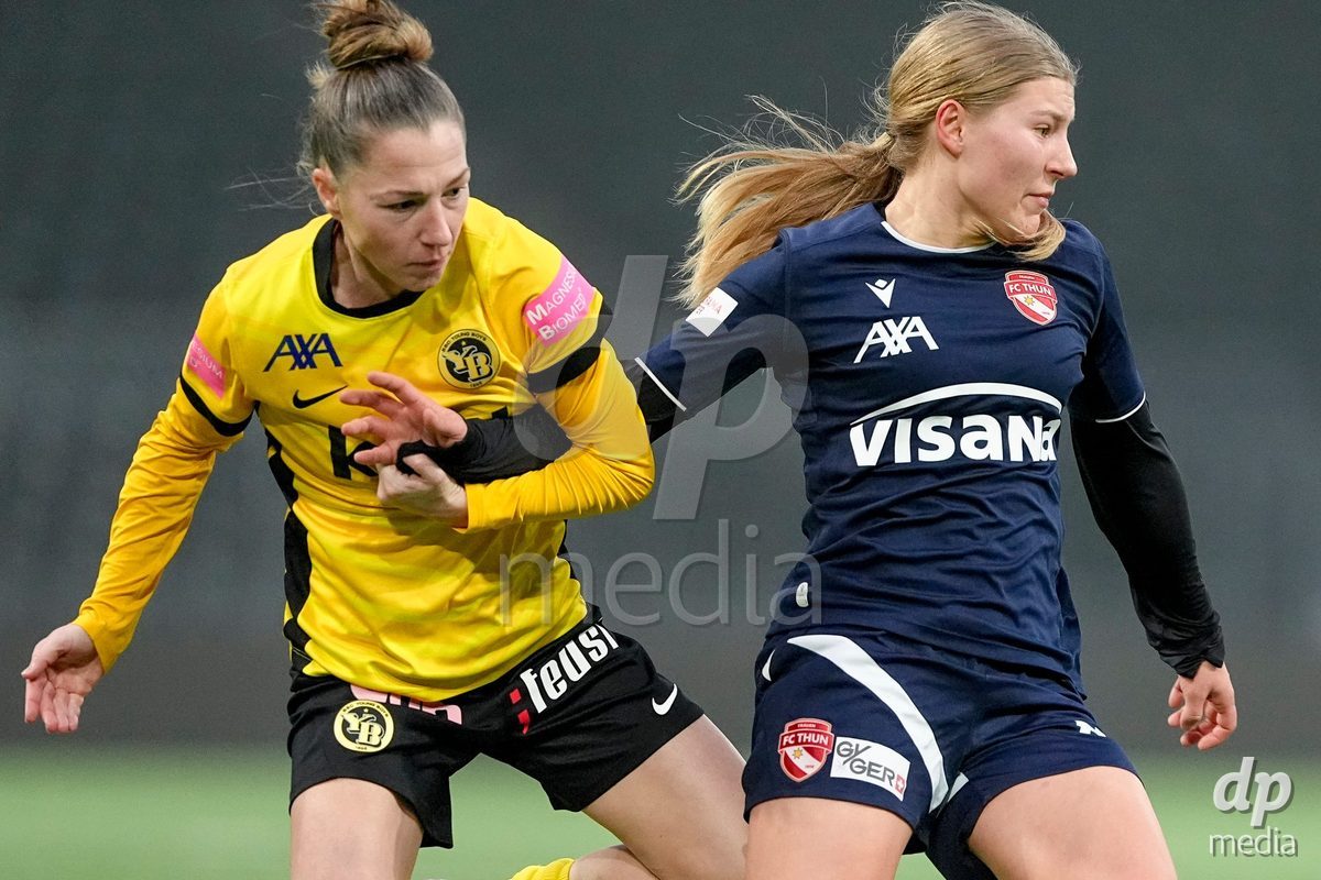 Schweiz: Axa Women's Cup 2025/26, BSC YB Frauen vs FC Thun - Stadion Wankdorf, Bern: Lisa Josten (24 YB Frauen) im Duell mit Lara Colpi (17 Thun)