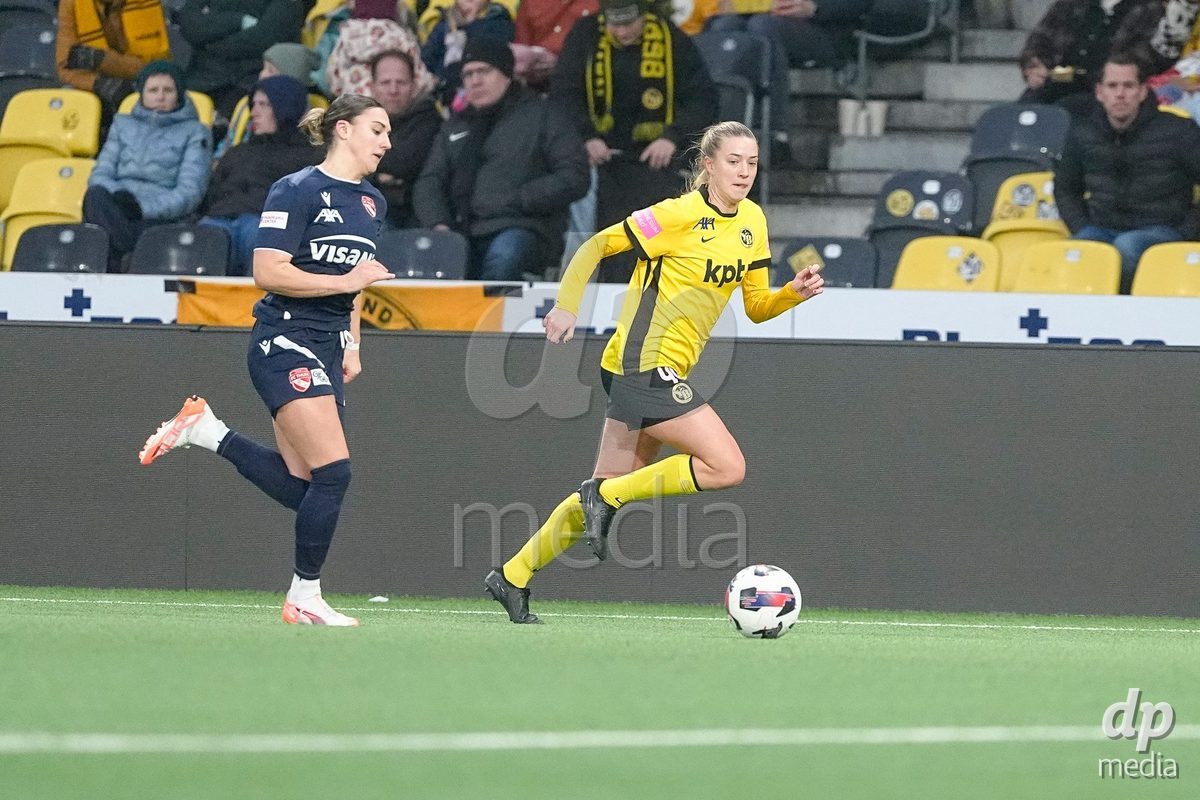 Schweiz: Axa Women's Cup 2025/26, BSC YB Frauen vs FC Thun - Stadion Wankdorf, Bern: Jael Jost (77 Thun) im Duell mit Athena Marie Kuehn (12 YB Frauen)
