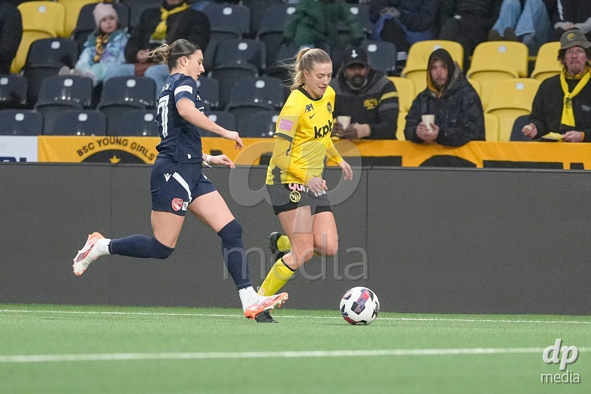 Schweiz: Axa Women's Cup 2025/26, BSC YB Frauen vs FC Thun - Stadion Wankdorf, Bern: Jael Jost (77 Thun) im Duell mit Athena Marie Kuehn (12 YB Frauen)