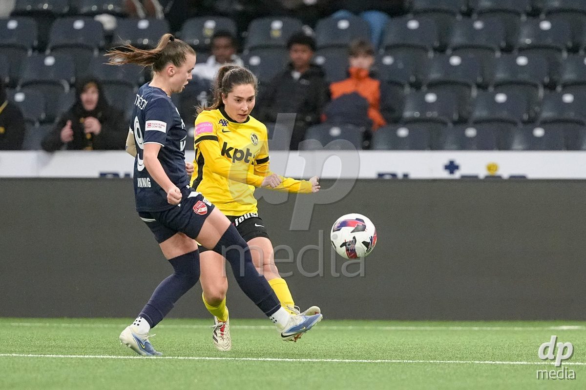 Schweiz: Axa Women's Cup 2025/26, BSC YB Frauen vs FC Thun - Stadion Wankdorf, Bern: Audrey Remy (19 YB Frauen) im Duell mit Janine Minnig (9 Thun)