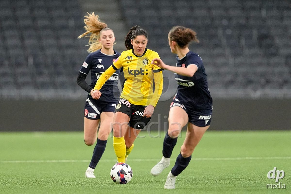 Schweiz: Axa Women's Cup 2025/26, BSC YB Frauen vs FC Thun - Stadion Wankdorf, Bern: Laura Frey (26 YB Frauen) im Duell mit Celine Schmid (34 Thun) und Sophie Aeberhard (3 Thun)