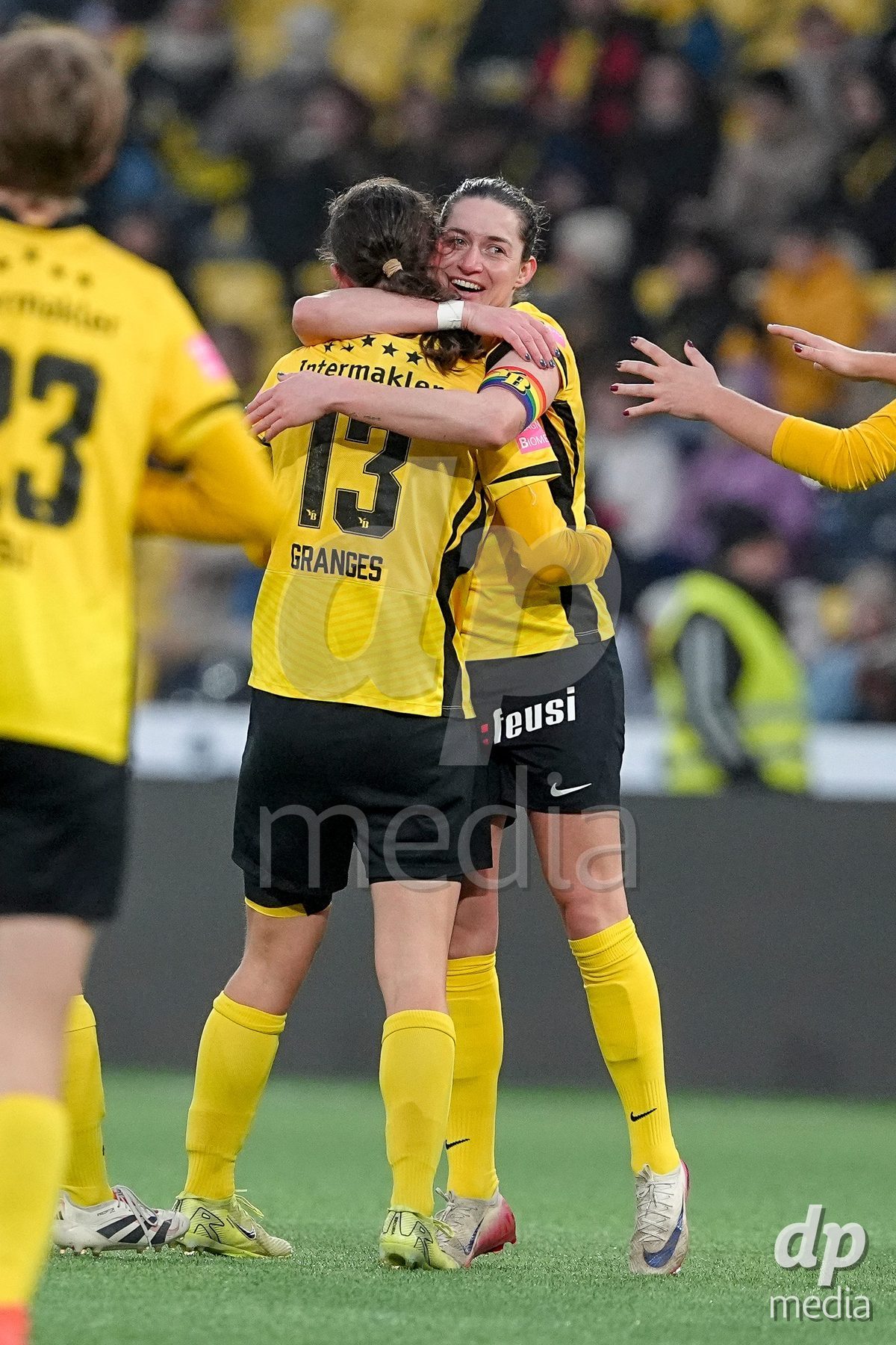 Schweiz: Axa Women's Cup 2025/26, BSC YB Frauen vs FC Thun - Stadion Wankdorf, Bern: Malaurie Granges (13 YB Frauen) jubelt nach ihrem tor mit Wibke Meister (18 YB Frauen)