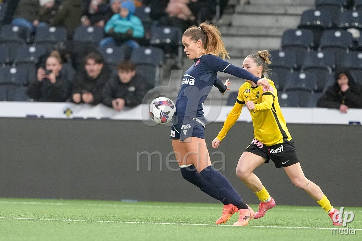Schweiz: Axa Women's Cup 2025/26, BSC YB Frauen vs FC Thun - Stadion Wankdorf, Bern: Sina Schüpbach - Sina Schupbach (5 Thun) im Duell mit Lisa Josten (24 YB Frauen)