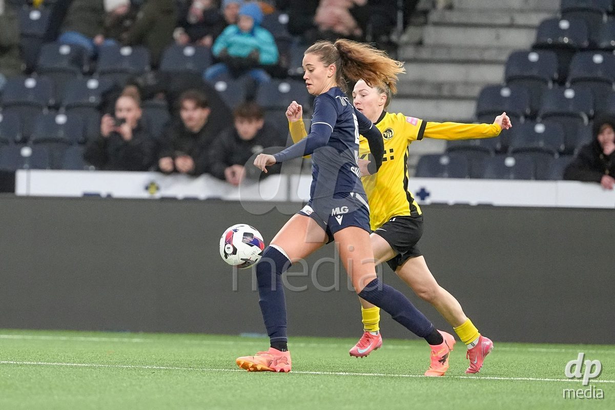 Schweiz: Axa Women's Cup 2025/26, BSC YB Frauen vs FC Thun - Stadion Wankdorf, Bern: Sina Schüpbach - Sina Schupbach (5 Thun) im Duell mit Lisa Josten (24 YB Frauen)