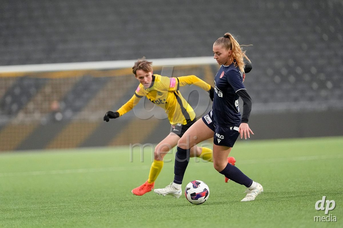 Schweiz: Axa Women's Cup 2025/26, BSC YB Frauen vs FC Thun - Stadion Wankdorf, Bern: Celine Schmid (34 Thun) im Duell mit Bianca Dysli (23 YB Frauen)