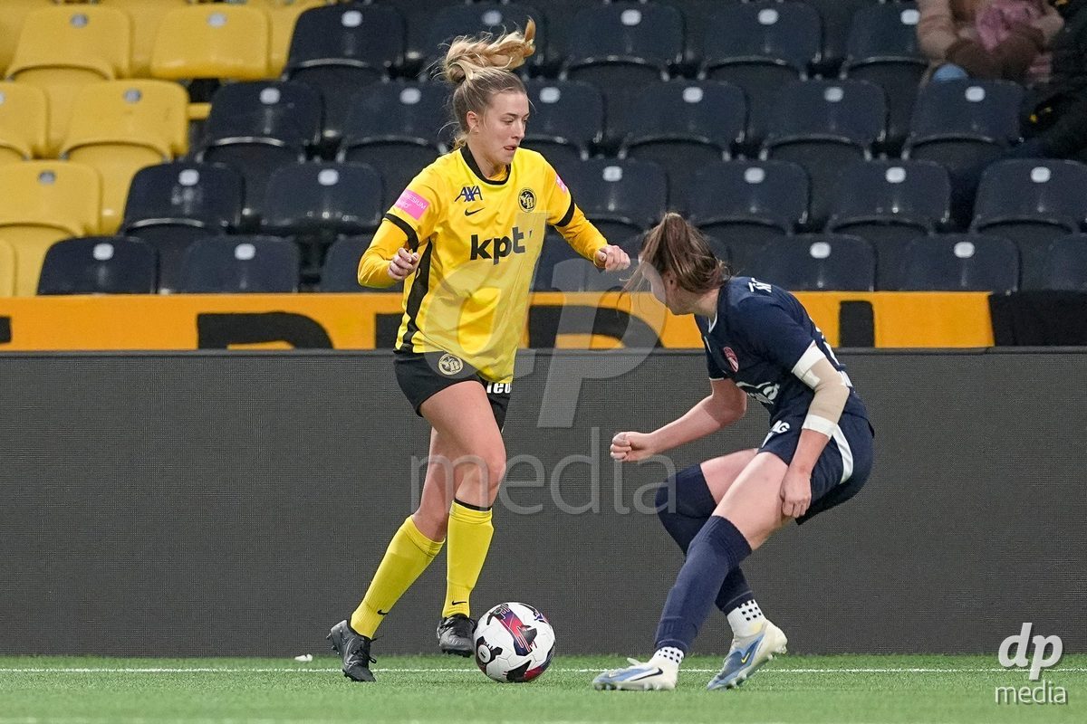 Schweiz: Axa Women's Cup 2025/26, BSC YB Frauen vs FC Thun - Stadion Wankdorf, Bern: Athena Marie Kuehn (12 YB Frauen) im Duell mit Janine Minnig (9 Thun)
