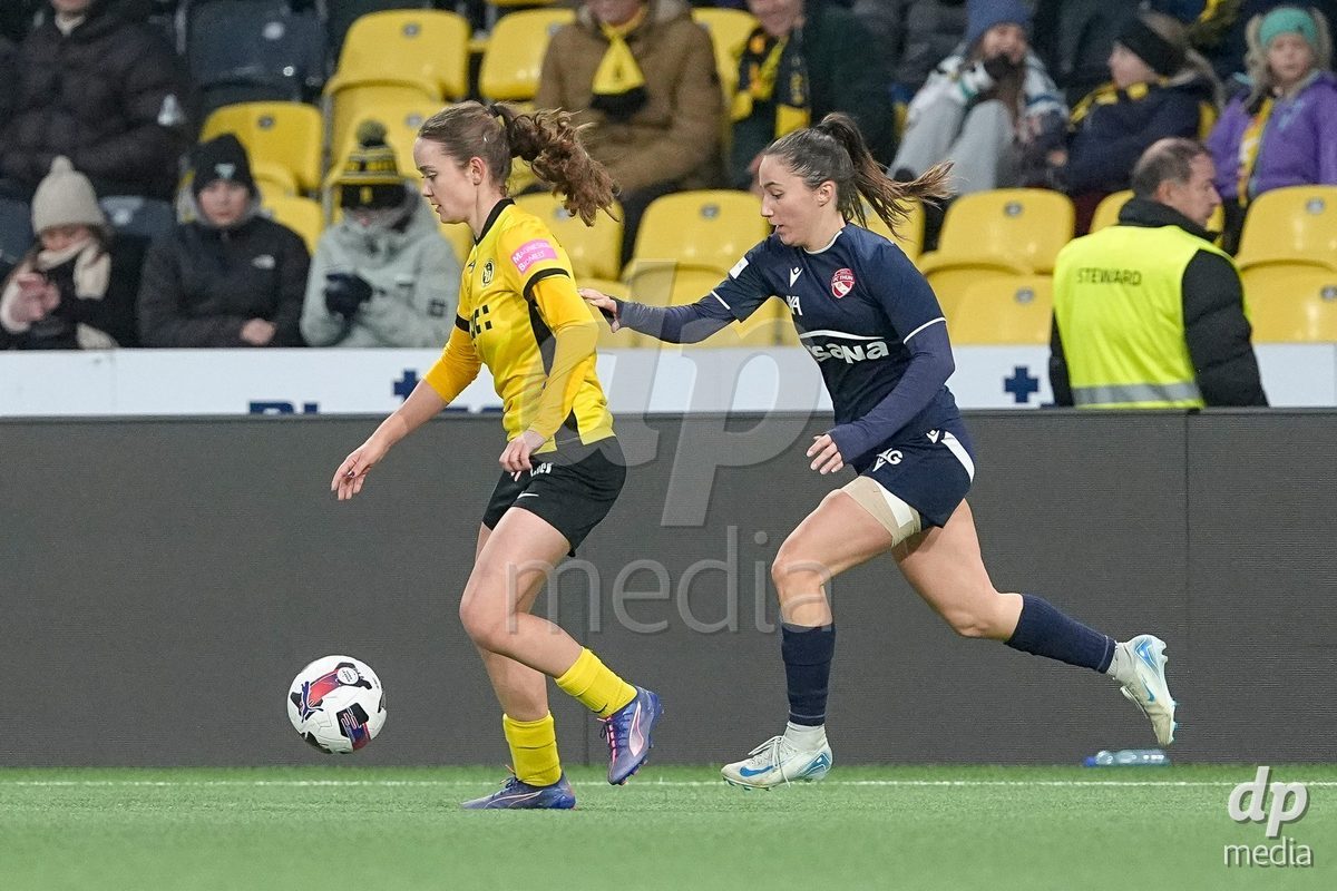 Schweiz: Axa Women's Cup 2025/26, BSC YB Frauen vs FC Thun - Stadion Wankdorf, Bern: Emilie De Maddalena (6 YB Frauen) im Duell mit Alisha Heiniger (6 Thun)