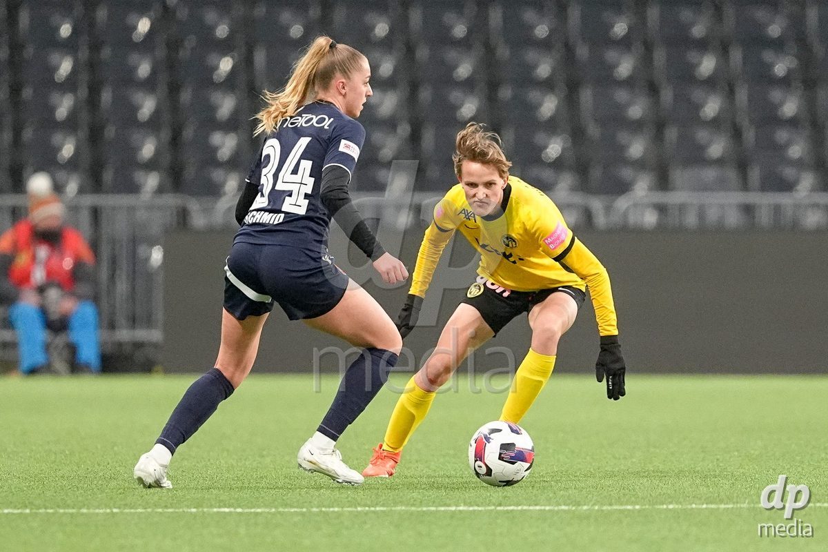 Schweiz: Axa Women's Cup 2025/26, BSC YB Frauen vs FC Thun - Stadion Wankdorf, Bern: Celine Schmid (34 Thun) im Duell mit Bianca Dysli (23 YB Frauen)