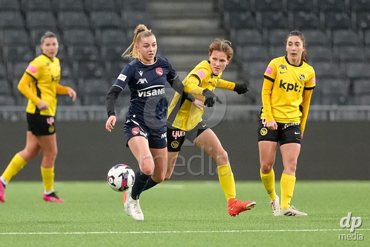 Schweiz: Axa Women's Cup 2025/26, BSC YB Frauen vs FC Thun - Stadion Wankdorf, Bern: Celine Schmid (34 Thun) im Duell mit Bianca Dysli (23 YB Frauen)