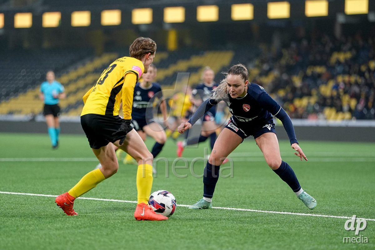 Schweiz: Axa Women's Cup 2025/26, BSC YB Frauen vs FC Thun - Stadion Wankdorf, Bern: Bianca Dysli (23 YB Frauen) im Duell mit Nicole Tiller (19 Thun)