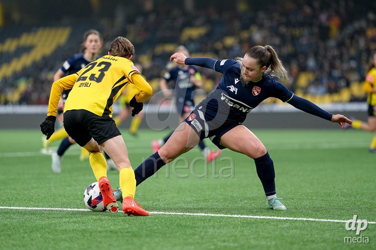 Schweiz: Axa Women's Cup 2025/26, BSC YB Frauen vs FC Thun - Stadion Wankdorf, Bern: Bianca Dysli (23 YB Frauen) im Duell mit Nicole Tiller (19 Thun)