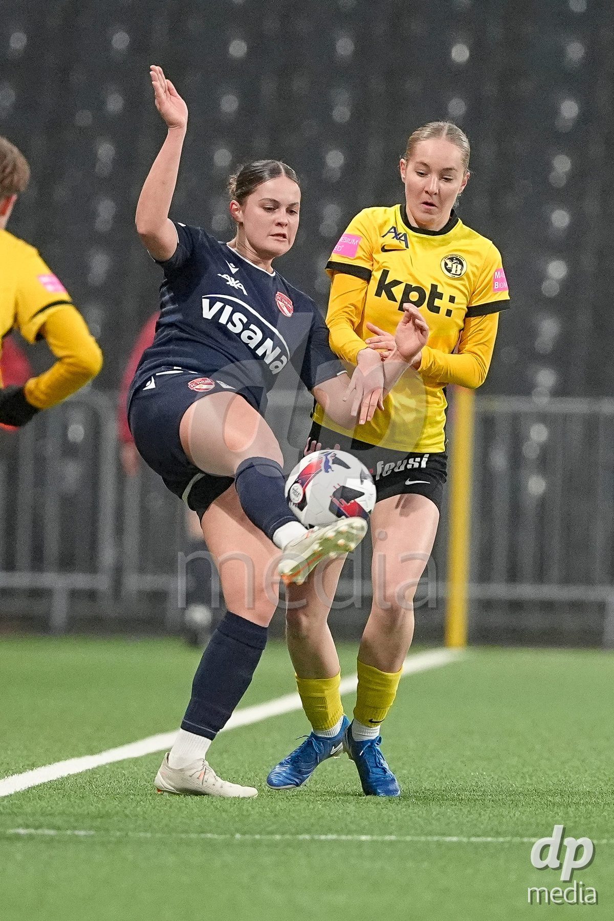 Schweiz: Axa Women's Cup 2025/26, BSC YB Frauen vs FC Thun - Stadion Wankdorf, Bern: Selina Ueltschi (11 Thun) im Duell mit Smilla Reinauer (21 YB Frauen)