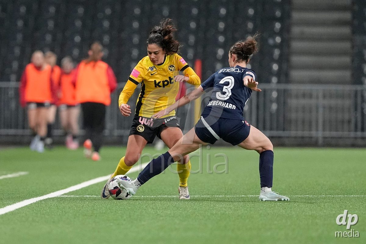 Schweiz: Axa Women's Cup 2025/26, BSC YB Frauen vs FC Thun - Stadion Wankdorf, Bern: Laura Frey (26 YB Frauen) im Duell mit Sophie Aeberhard (3 Thun)