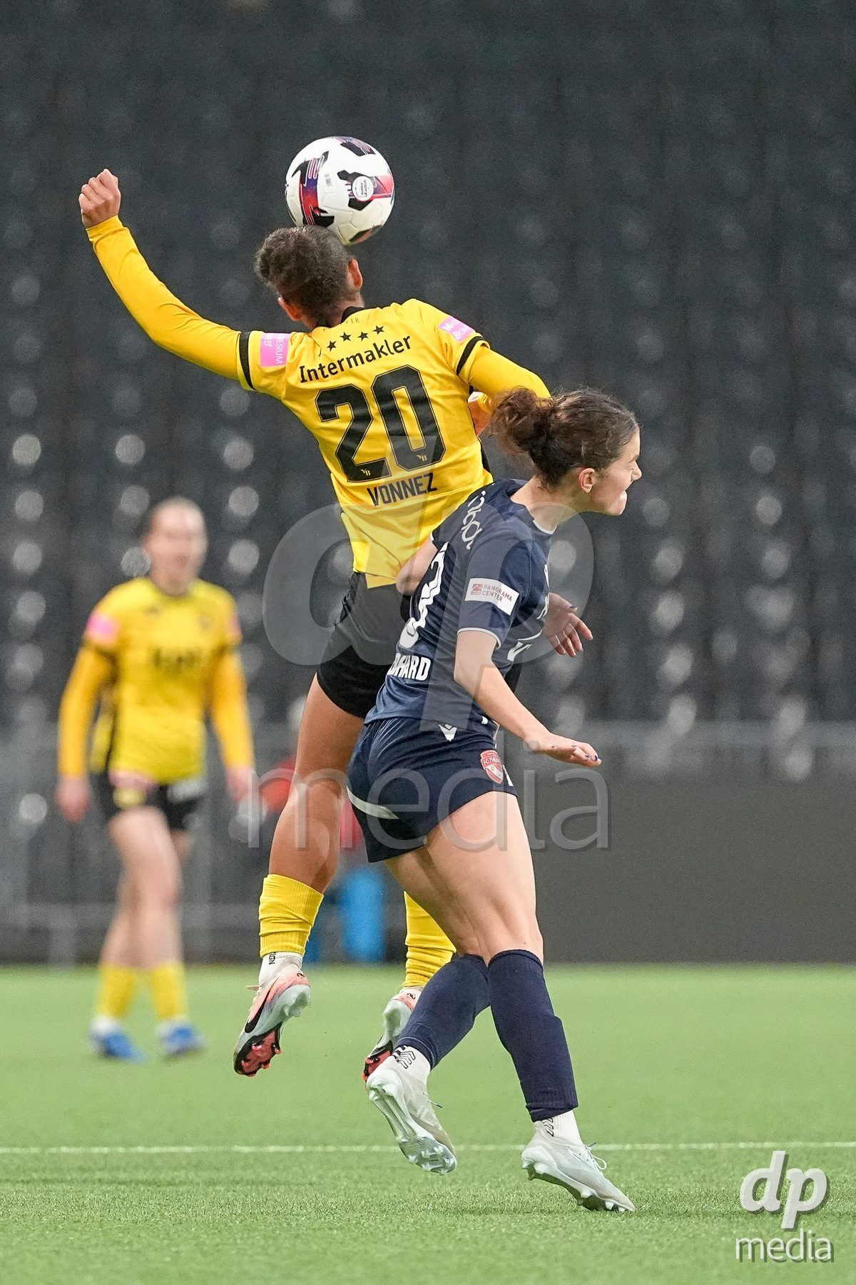 Schweiz: Axa Women's Cup 2025/26, BSC YB Frauen vs FC Thun - Stadion Wankdorf, Bern: Tiffany Vonnez (20 YB Frauen) im Kopfball-Duell gegen Sophie Aeberhard (3 Thun)
