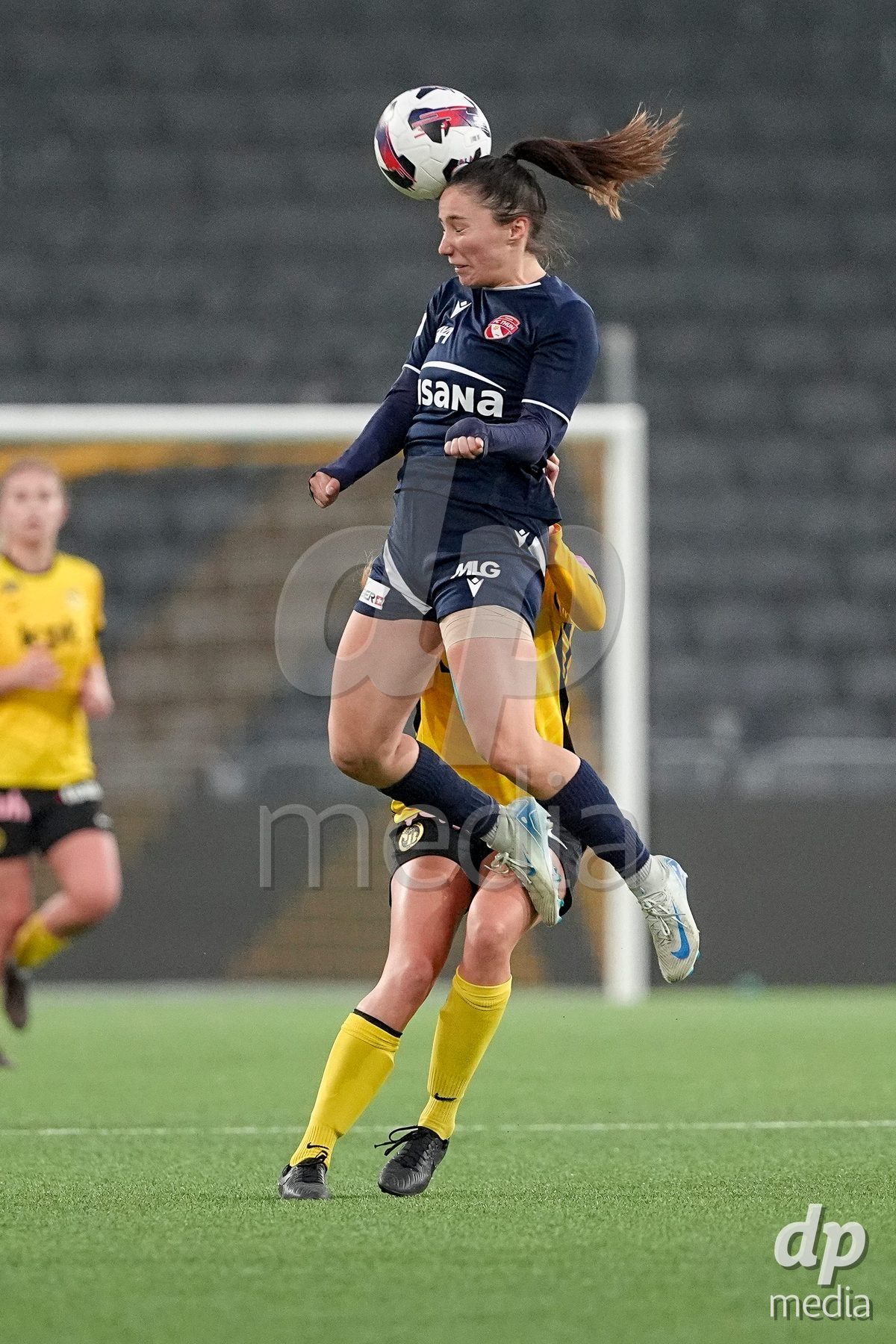 Schweiz: Axa Women's Cup 2025/26, BSC YB Frauen vs FC Thun - Stadion Wankdorf, Bern: Alisha Heiniger (6 Thun) mit einem Kopfball