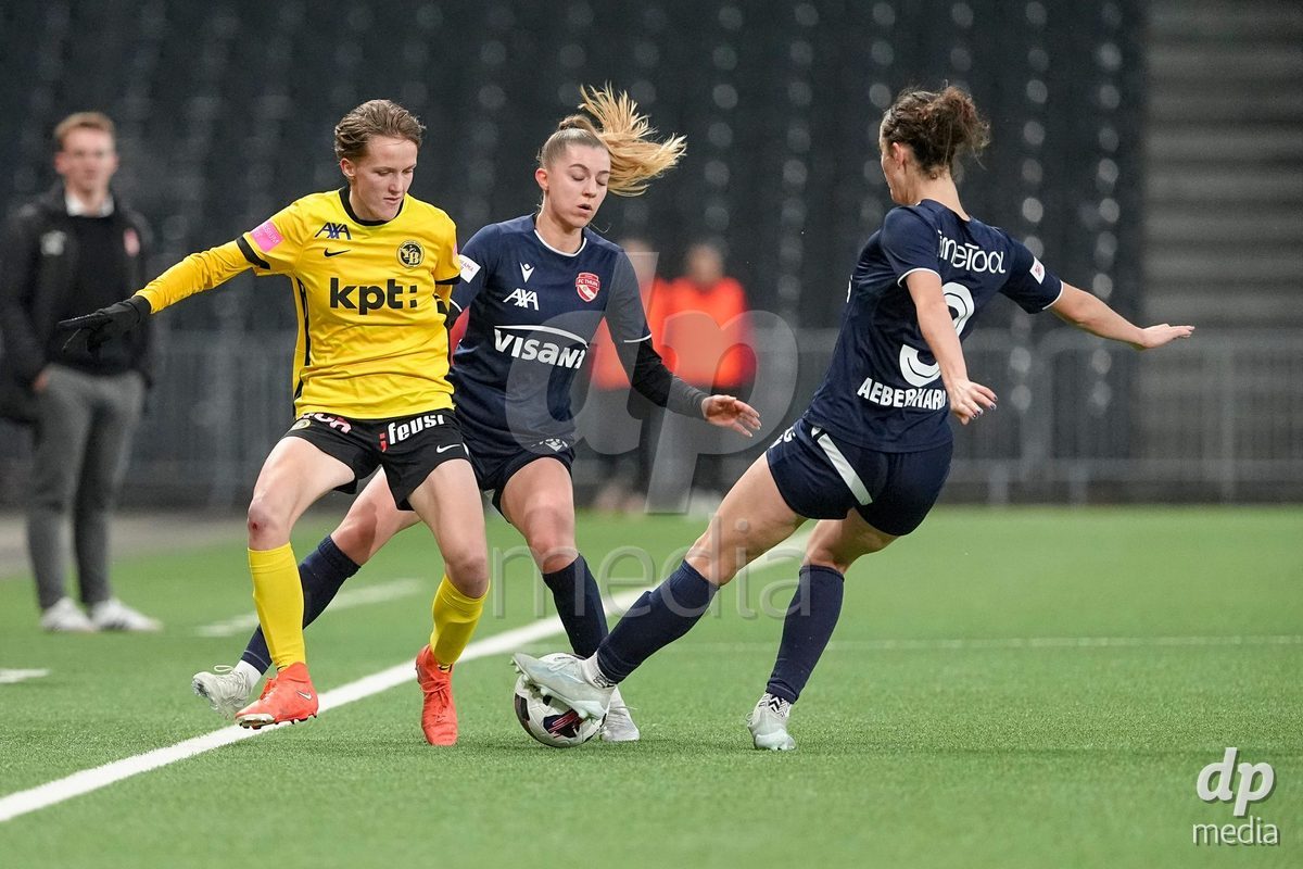 Schweiz: Axa Women's Cup 2025/26, BSC YB Frauen vs FC Thun - Stadion Wankdorf, Bern: Sophie Aeberhard (3 Thun) mit Celine Schmid (34 Thun) im Duell mit Bianca Dysli (23 YB Frauen)