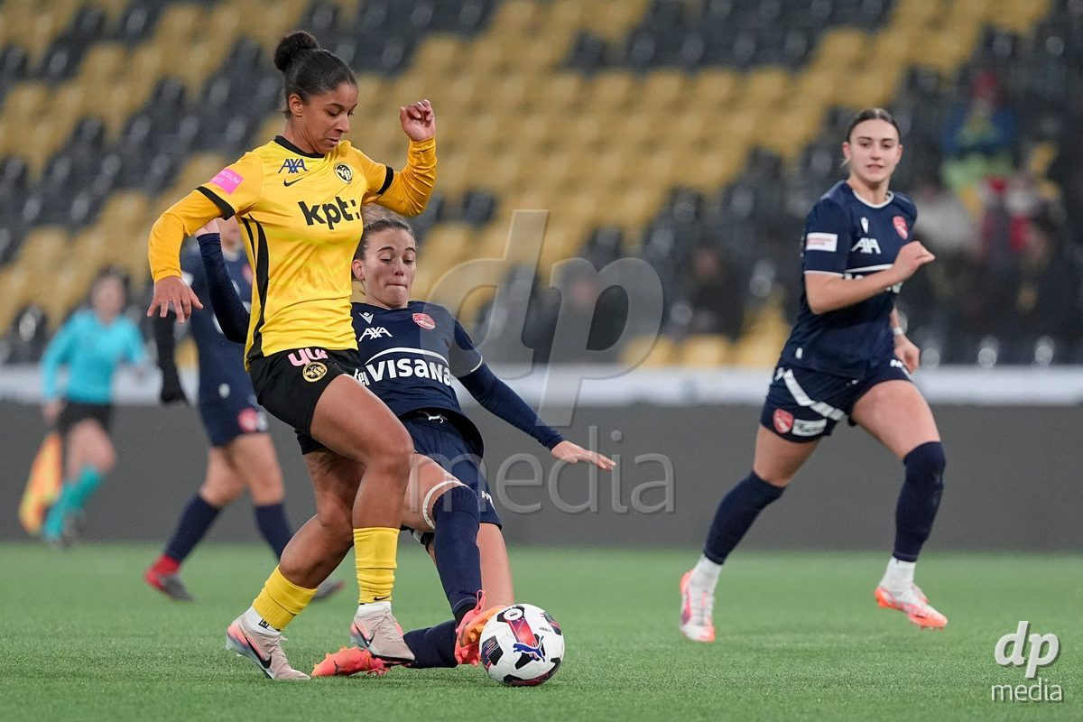 Schweiz: Axa Women's Cup 2025/26, BSC YB Frauen vs FC Thun - Stadion Wankdorf, Bern: Sina Schüpbach - Sina Schupbach (5 Thun) im Duell mit Tiffany Vonnez (20 YB Frauen)