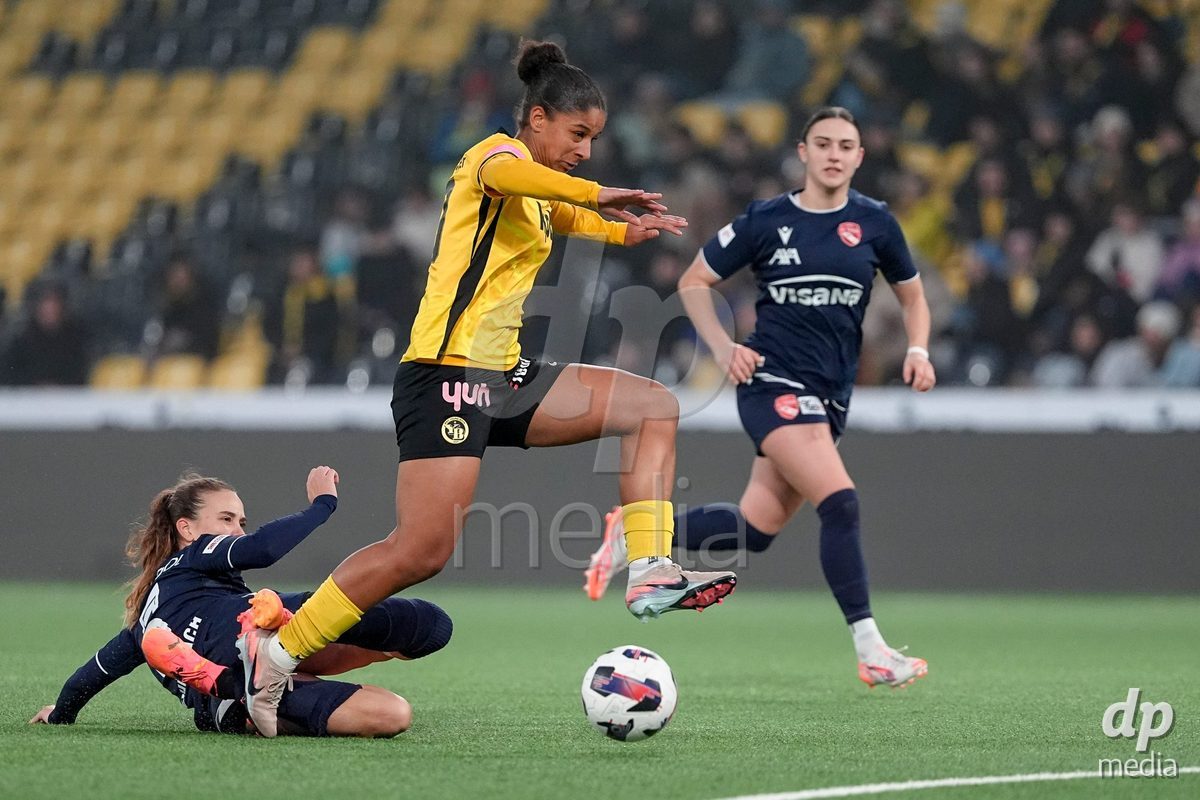 Schweiz: Axa Women's Cup 2025/26, BSC YB Frauen vs FC Thun - Stadion Wankdorf, Bern: Sina Schüpbach - Sina Schupbach (5 Thun) im Duell mit Tiffany Vonnez (20 YB Frauen)