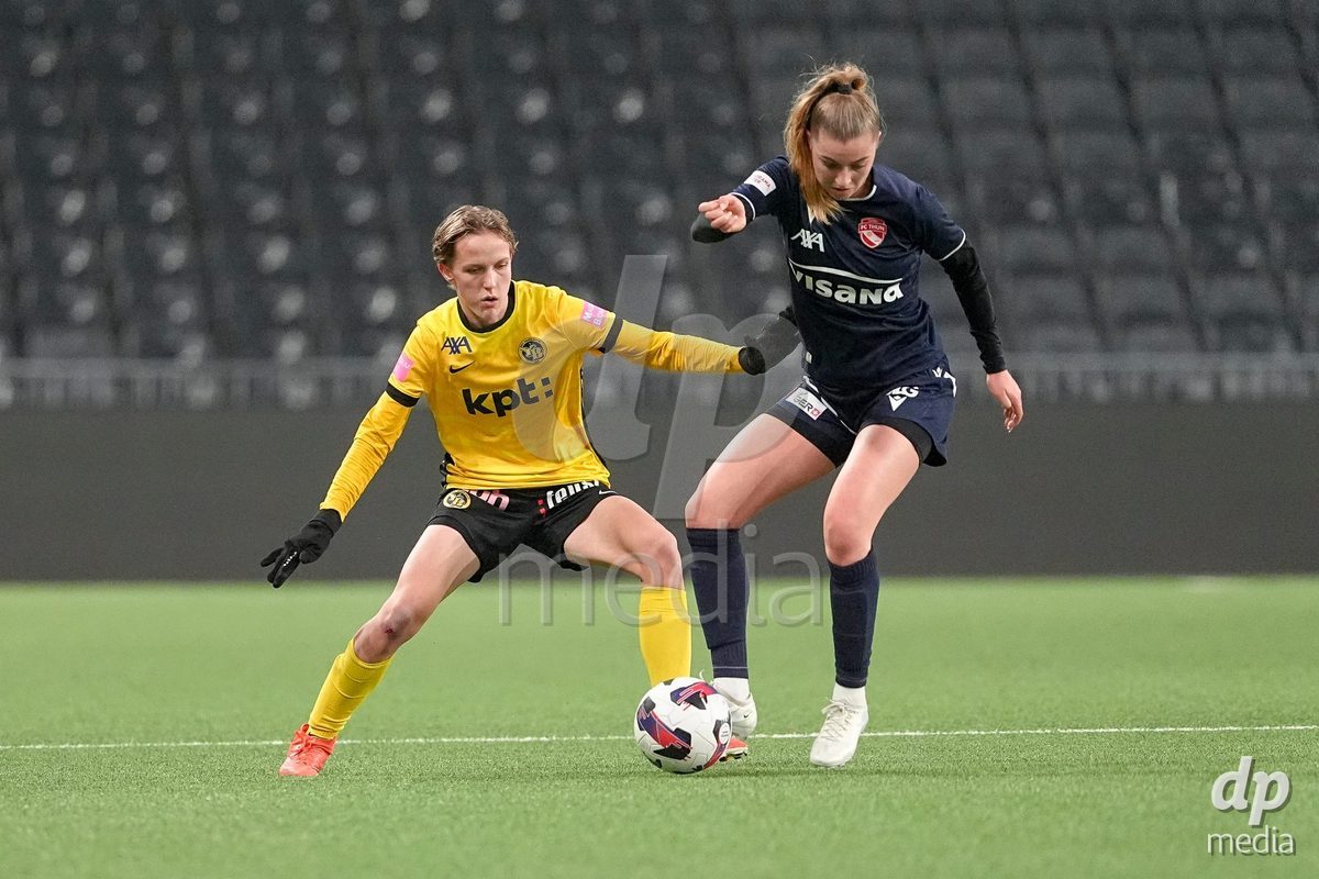 Schweiz: Axa Women's Cup 2025/26, BSC YB Frauen vs FC Thun - Stadion Wankdorf, Bern: Celine Schmid (34 Thun) im Duell mit Bianca Dysli (23 YB Frauen)