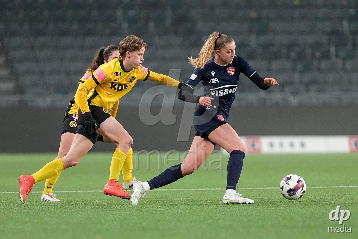 Schweiz: Axa Women's Cup 2025/26, BSC YB Frauen vs FC Thun - Stadion Wankdorf, Bern: Celine Schmid (34 Thun) im Duell mit Bianca Dysli (23 YB Frauen)