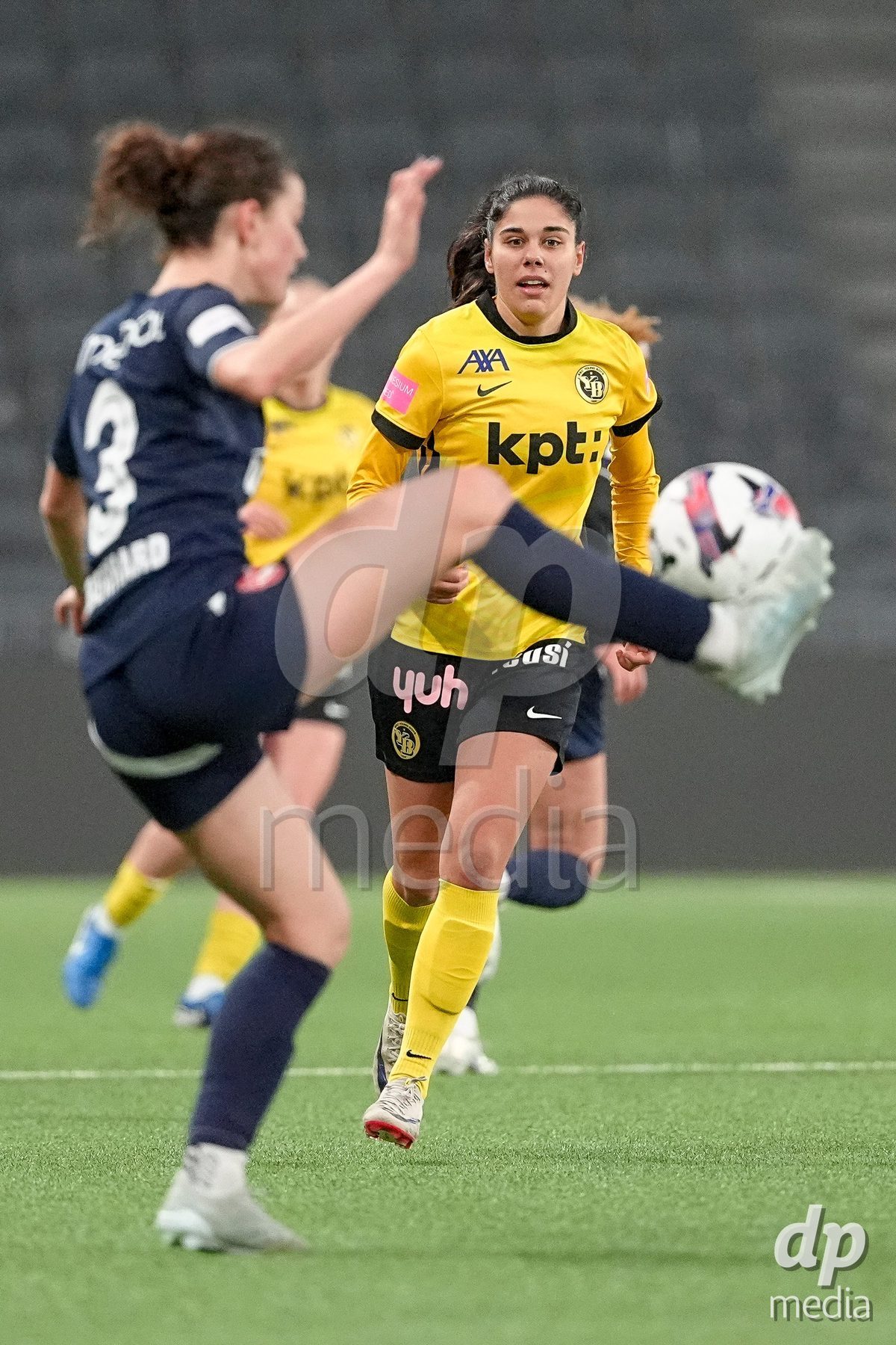 Schweiz: Axa Women's Cup 2025/26, BSC YB Frauen vs FC Thun - Stadion Wankdorf, Bern: Laura Frey (26 YB Frauen) mit druck auf Sophie Aeberhard (3 Thun)