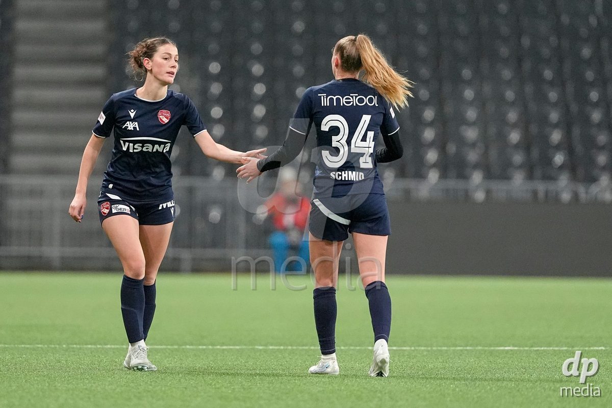 Schweiz: Axa Women's Cup 2025/26, BSC YB Frauen vs FC Thun - Stadion Wankdorf, Bern: Sophie Aeberhard (3 Thun) mit Celine Schmid (34 Thun)