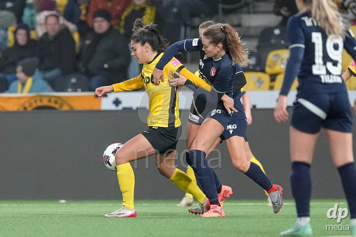 Schweiz: Axa Women's Cup 2025/26, BSC YB Frauen vs FC Thun - Stadion Wankdorf, Bern: Sina Schüpbach - Sina Schupbach (5 Thun) im Duell mit Laura Frey (26 YB Frauen)