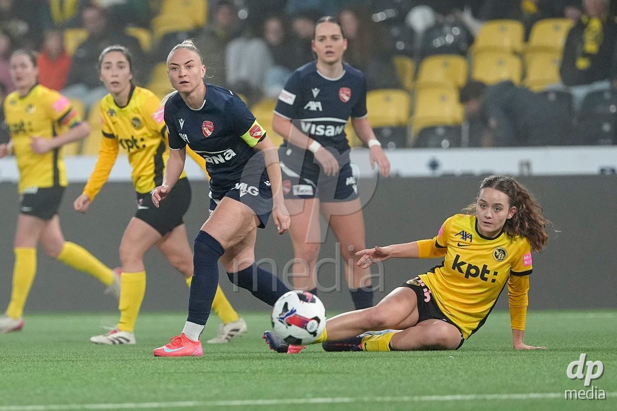 Schweiz: Axa Women's Cup 2025/26, BSC YB Frauen vs FC Thun - Stadion Wankdorf, Bern: Shenia Schmid (61 Thun) und Emilie De Maddalena (6 YB Frauen) schauen nach dem Ball