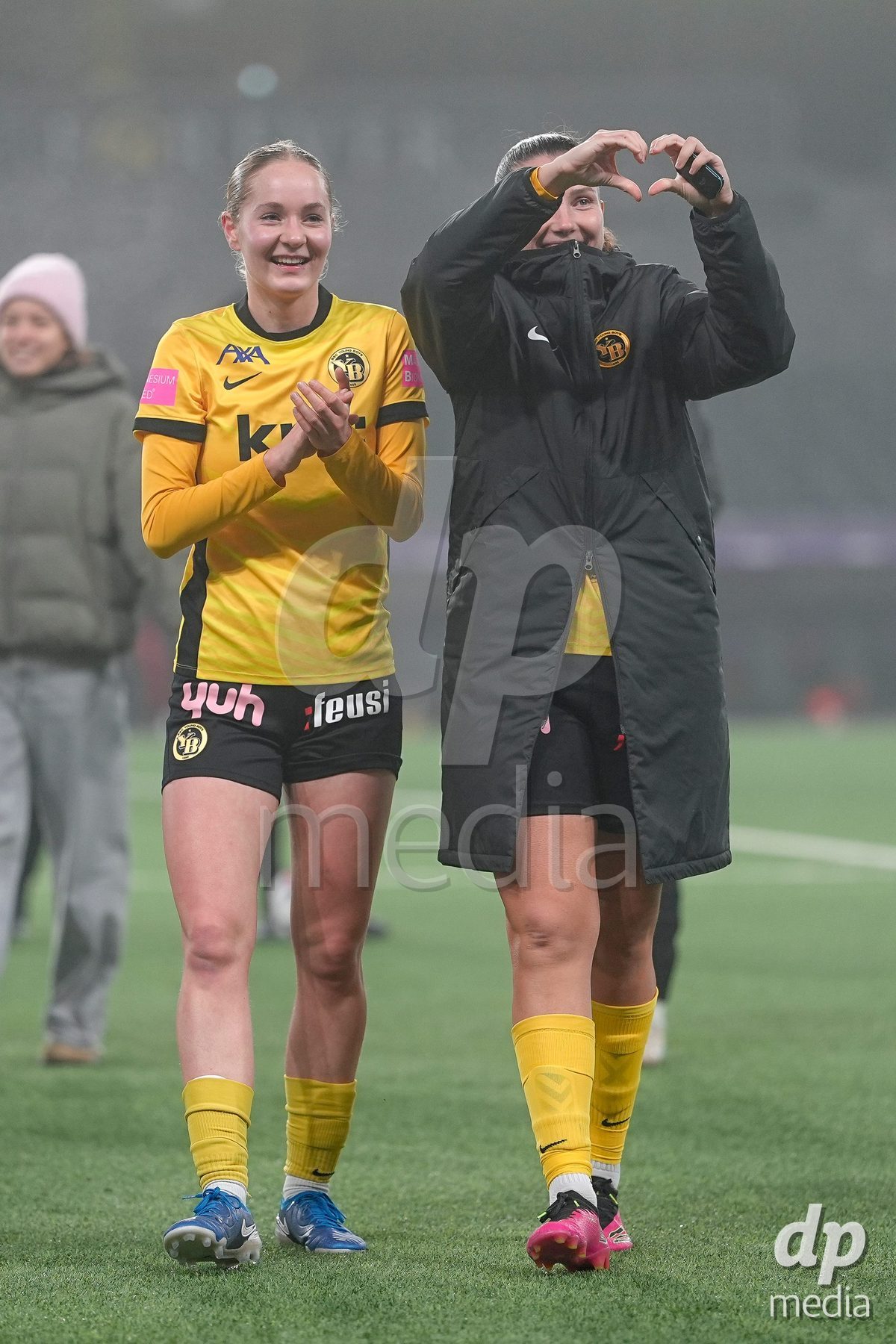 Schweiz: Axa Women's Cup 2025/26, BSC YB Frauen vs FC Thun - Stadion Wankdorf, Bern: Spielerinnen von BSC YB Frauen nach dem Sieg im Axa Women’s Cup 1/4 final
