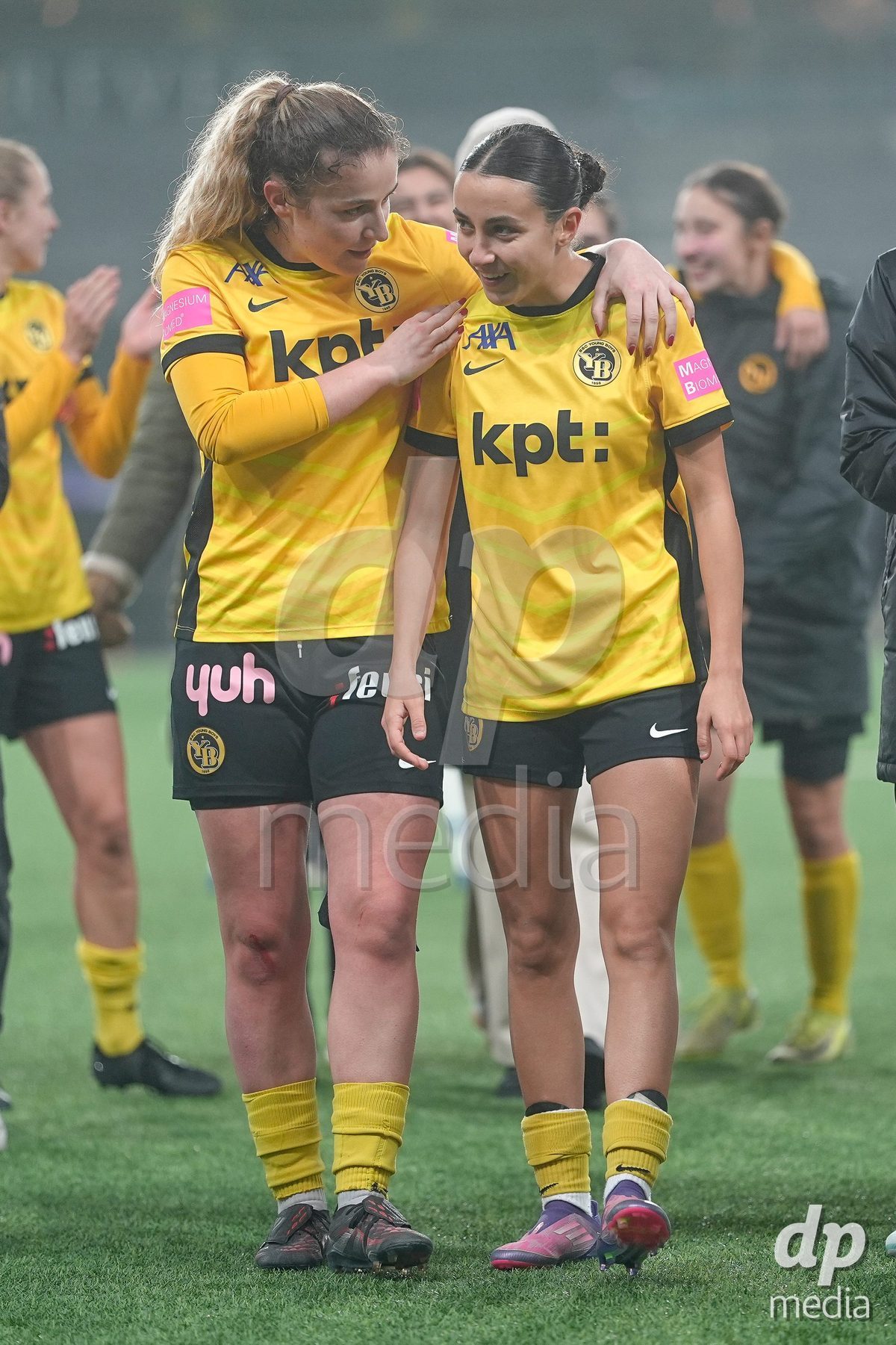 Schweiz: Axa Women's Cup 2025/26, BSC YB Frauen vs FC Thun - Stadion Wankdorf, Bern: Caterina Tramezzani (5 YB Frauen) mit Aida Ragusa (11 YB Frauen) nach dem Spiel