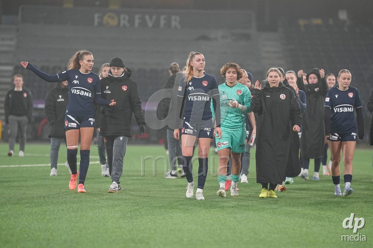 Schweiz: Axa Women's Cup 2025/26, BSC YB Frauen vs FC Thun - Stadion Wankdorf, Bern: Die Spielerinnen des FC Thun nach dem Ausscheiden aus dem Axa Women’s Cup im 1/4 Final