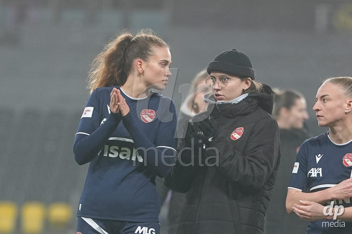 Schweiz: Axa Women's Cup 2025/26, BSC YB Frauen vs FC Thun - Stadion Wankdorf, Bern: Die Spielerinnen des FC Thun nach dem Ausscheiden aus dem Axa Women’s Cup im 1/4 Final