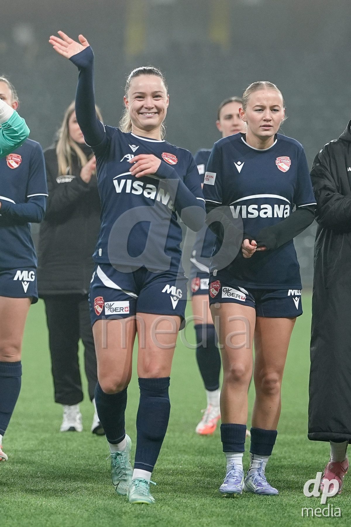 Schweiz: Axa Women's Cup 2025/26, BSC YB Frauen vs FC Thun - Stadion Wankdorf, Bern: Die Spielerinnen des FC Thun nach dem Ausscheiden aus dem Axa Women’s Cup im 1/4 Final