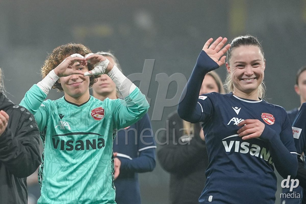Schweiz: Axa Women's Cup 2025/26, BSC YB Frauen vs FC Thun - Stadion Wankdorf, Bern: Die Spielerinnen des FC Thun nach dem Ausscheiden aus dem Axa Women’s Cup im 1/4 Final