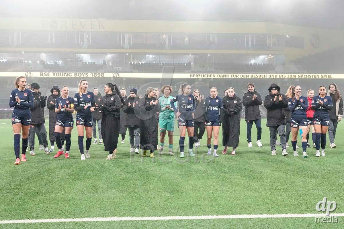 Schweiz: Axa Women's Cup 2025/26, BSC YB Frauen vs FC Thun - Stadion Wankdorf, Bern: Die Spielerinnen des FC Thun nach dem Ausscheiden aus dem Axa Women’s Cup im 1/4 Final