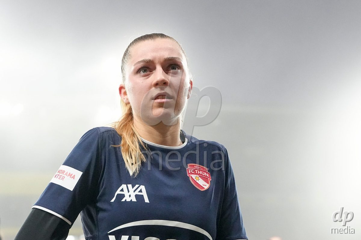 Schweiz: Axa Women's Cup 2025/26, BSC YB Frauen vs FC Thun - Stadion Wankdorf, Bern: Die Spielerinnen des FC Thun nach dem Ausscheiden aus dem Axa Women’s Cup im 1/4 Final