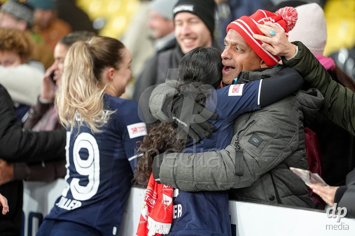 Schweiz: Axa Women's Cup 2025/26, BSC YB Frauen vs FC Thun - Stadion Wankdorf, Bern: Rani Christelle Müller - Rani Christelle Muller (4 Thun) nach dem Spiel an ihrem Geburtstag