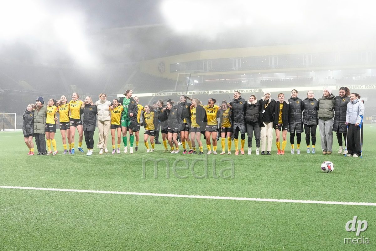 Schweiz: Axa Women's Cup 2025/26, BSC YB Frauen vs FC Thun - Stadion Wankdorf, Bern: Die Spielerinnen der BSC YB Frauen nach dem Sieg in dem Axa Women’s Cup 1/4 Final gegen FC Thun