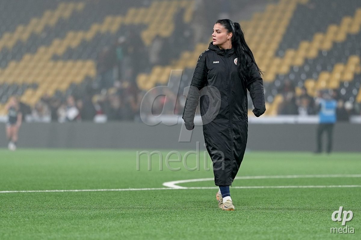 Schweiz: Axa Women's Cup 2025/26, BSC YB Frauen vs FC Thun - Stadion Wankdorf, Bern: Mimoza Hamidi (7 Thun) nach dem Ausscheiden aus dem Axa Women’s Cup im 1/4 Final