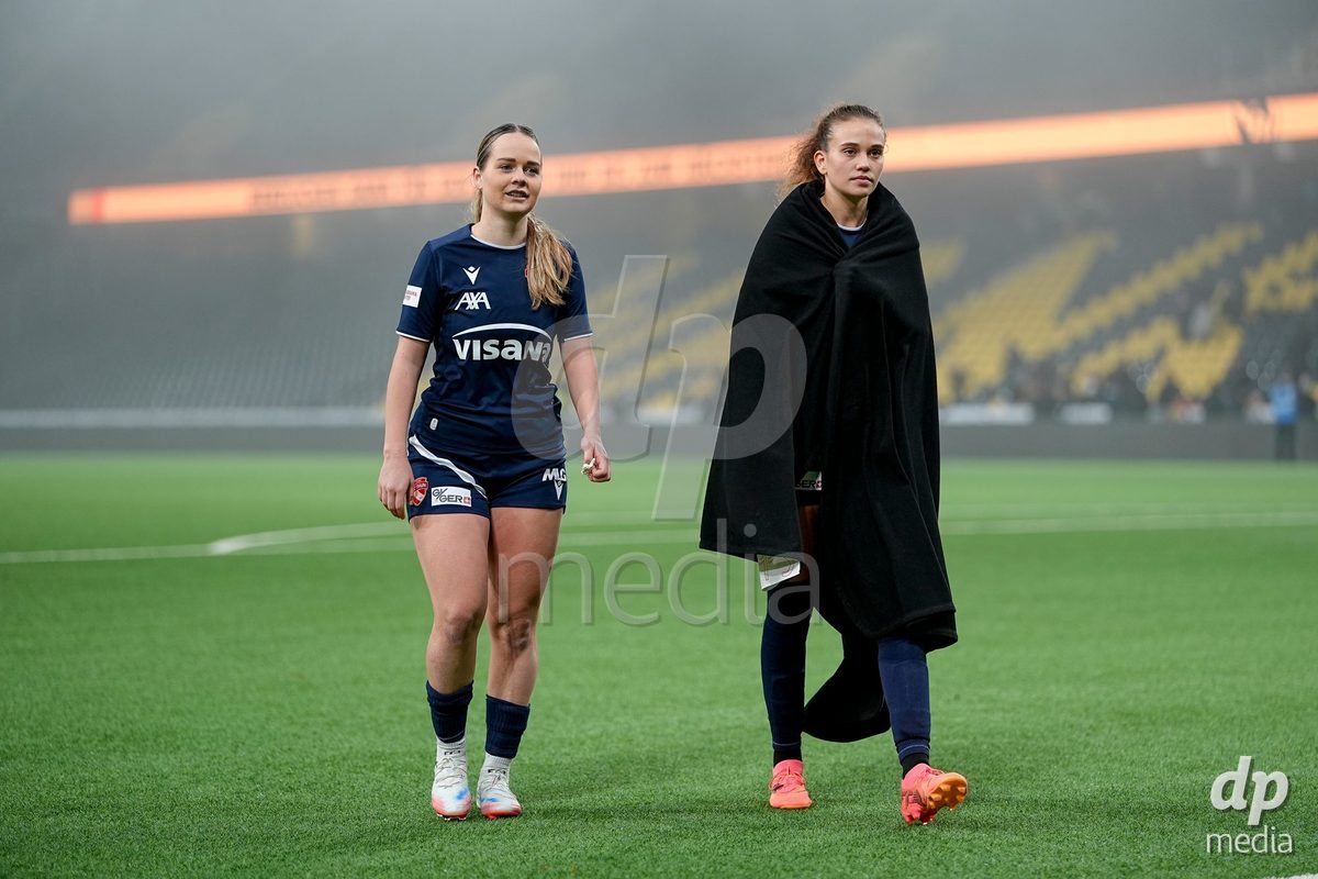 Schweiz: Axa Women's Cup 2025/26, BSC YB Frauen vs FC Thun - Stadion Wankdorf, Bern: Rilana Ueltschi (29 Thun) und Sina Schüpbach - Sina Schupbach (5 Thun) nach dem Ausscheiden aus dem Axa Women’s Cup im 1/4 Final