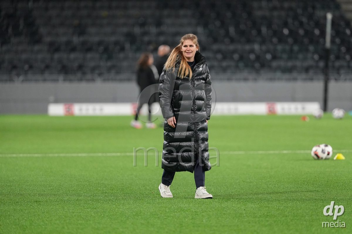 Schweiz: UEFA Women's Europa Cup 2025/26 1/8 final, BSC YB Frauen vs AC Sparta Praha - Stadion Wankdorf, Bern: head coach Imke Wübbenhorst - head coach Imke Wubbenhorst (YB Frauen) während des Aufwärmens