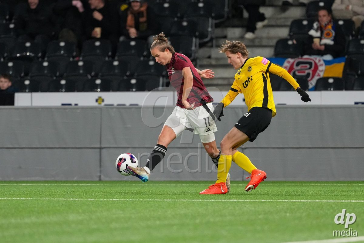 Schweiz: UEFA Women's Europa Cup 2025/26 1/8 final, BSC YB Frauen vs AC Sparta Praha - Stadion Wankdorf, Bern: Michaela Khyrova (11 Sparta Praha) im Duell mit Bianca Dysli (23 YB Frauen)