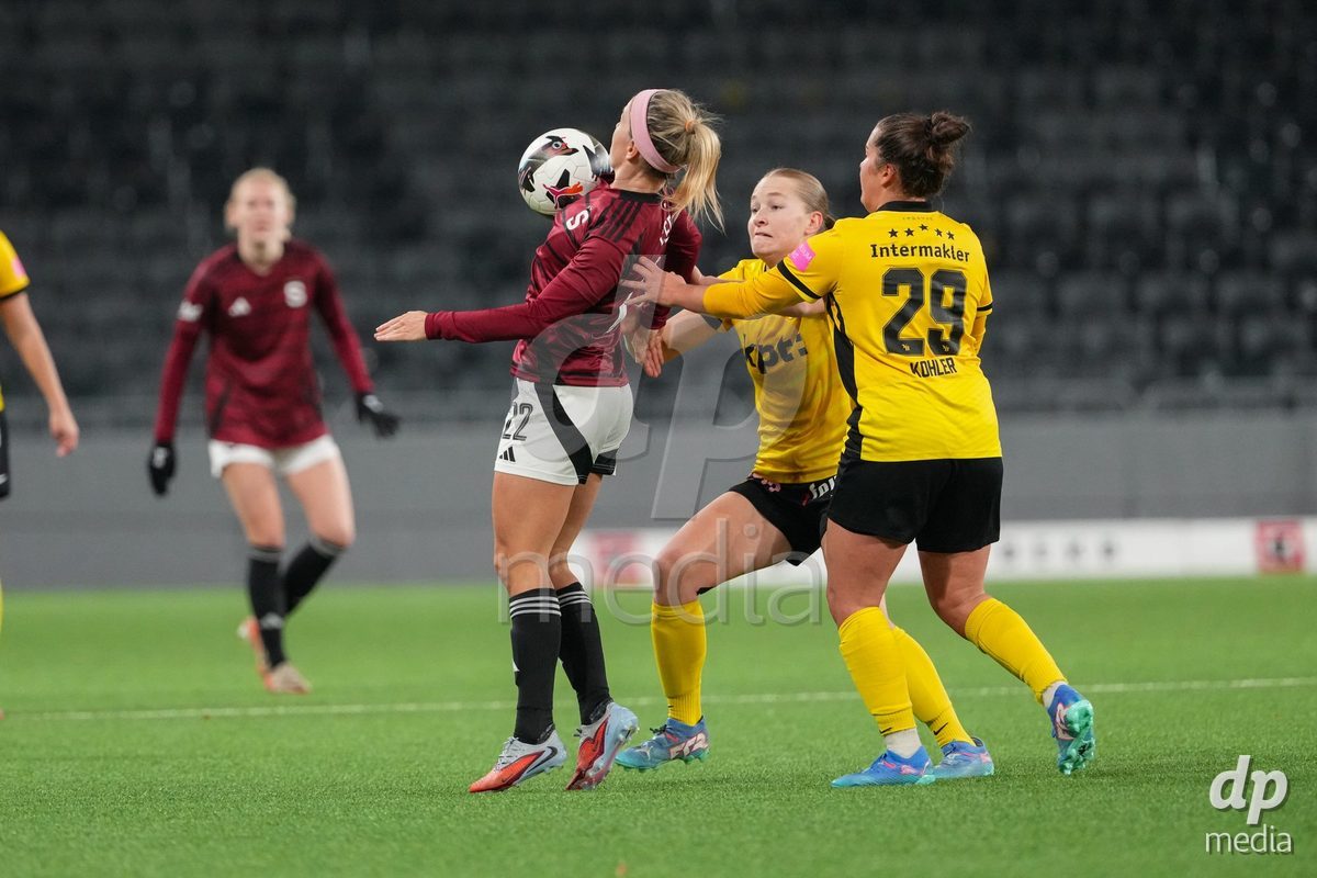 Schweiz: UEFA Women's Europa Cup 2025/26 1/8 final, BSC YB Frauen vs AC Sparta Praha - Stadion Wankdorf, Bern: Franny Cerna (22 Sparta Praha) im Duell mit Noa Linn Münger - Noa Linn Munger (8 YB Frauen) und Jana Maria Kohler (29 YB Frauen)