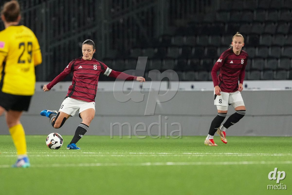 Schweiz: UEFA Women's Europa Cup 2025/26 1/8 final, BSC YB Frauen vs AC Sparta Praha - Stadion Wankdorf, Bern: Eva Bartonova (9 Sparta Praha) in aktion