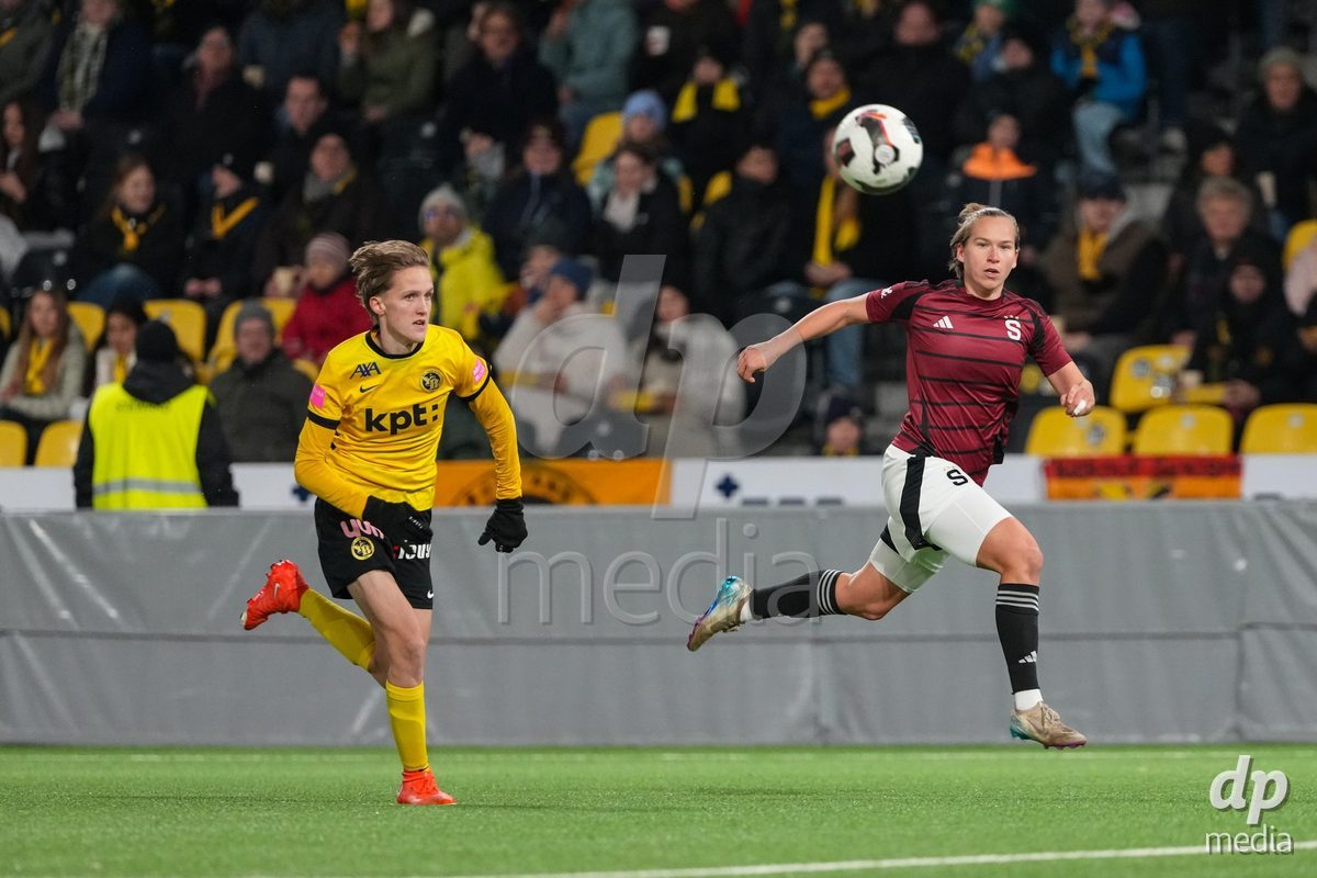 Schweiz: UEFA Women's Europa Cup 2025/26 1/8 final, BSC YB Frauen vs AC Sparta Praha - Stadion Wankdorf, Bern: Michaela Khyrova (11 Sparta Praha) im Duell mit Bianca Dysli (23 YB Frauen)